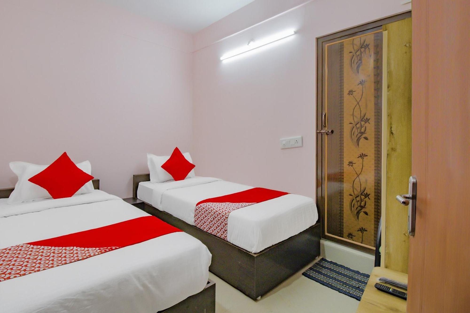 OYO 79181 Sri Dhanalakshmi Boarding&Lodging Bangalore Bagian luar foto