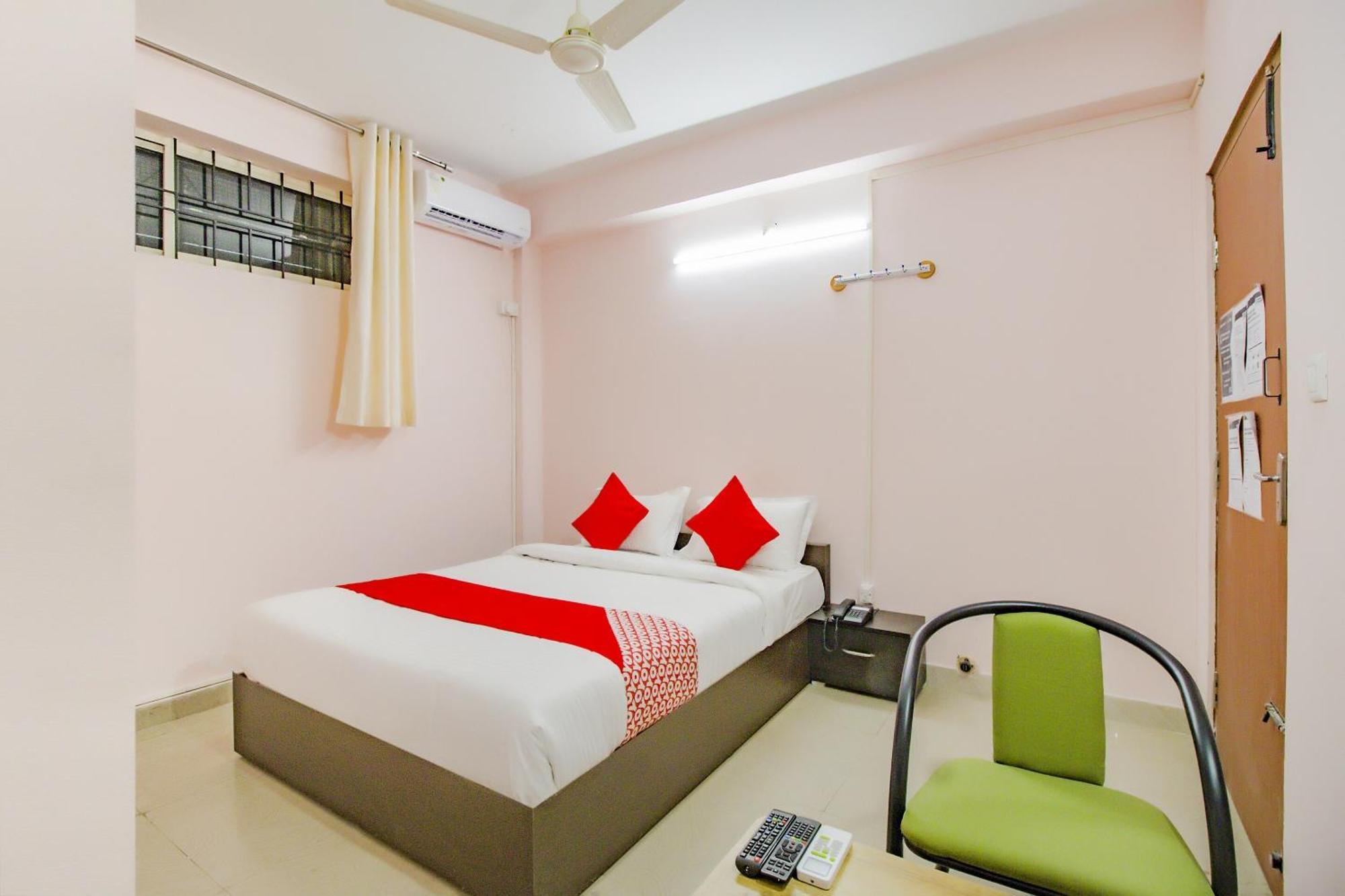 OYO 79181 Sri Dhanalakshmi Boarding&Lodging Bangalore Bagian luar foto