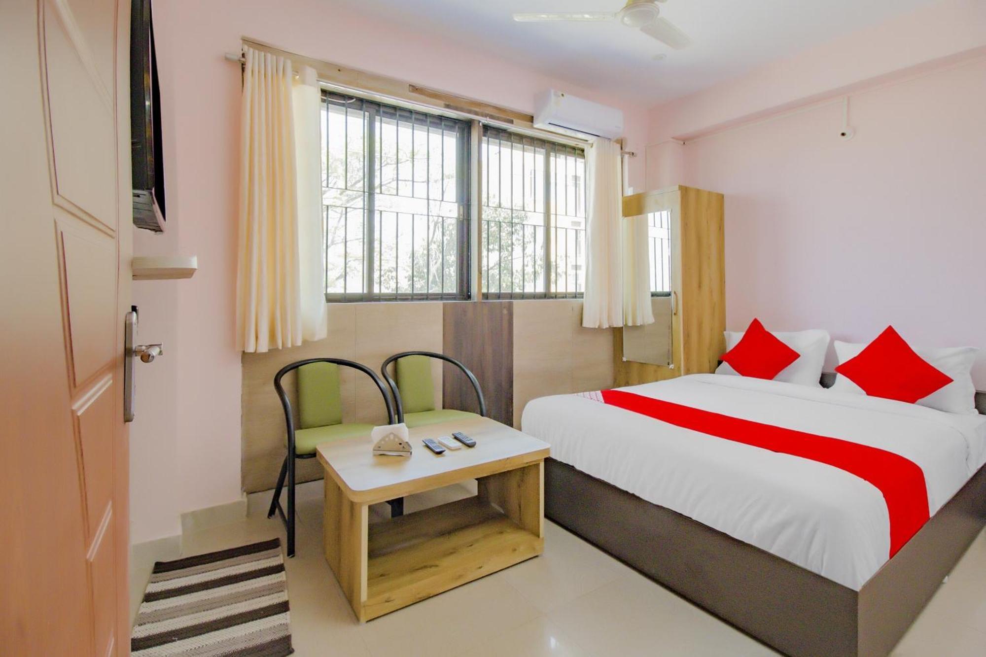 OYO 79181 Sri Dhanalakshmi Boarding&Lodging Bangalore Bagian luar foto