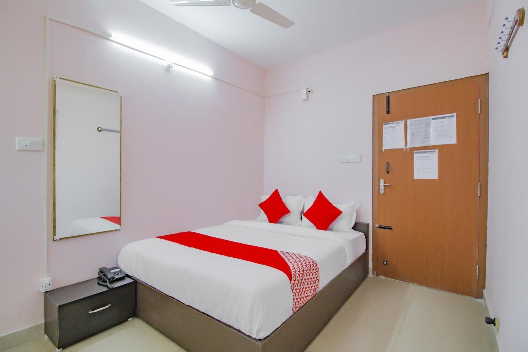 OYO 79181 Sri Dhanalakshmi Boarding&Lodging Bangalore Bagian luar foto